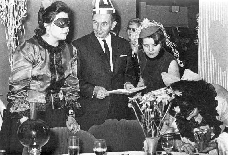 Esikatselukuva: VL:n Oulun piirin naamiaiskarnevaalit Hotelli Tervahovissa 1967
	
		Virkamiesliiton Oulun piirin naamiaiskarnevaalit Hotelli Tervahovissa 21.10.1967. Arpoja myydään ...