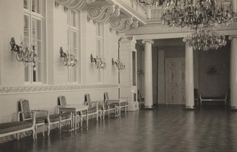 Esikatselukuva:&nbsp;Presidentinlinnan peilisali
	
		Presidentinlinnan interiööriä, kuvassa peilisali.