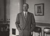 Esikatselukuva: Pääministerin sihteeri Kaarlo Pitsinki
	
		Pääministeri K.-A. Fagerholmin sihteeri Kaarlo Pitsinki Valtioneuvoston linnassa vuonna 1956.