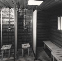 Esikatselukuva: Tamminiemen saunan suihkutilat
	
		Presidentti Urho Kekkosen virka-asunnon Tamminiemen sauna syyskuussa 1972.
