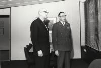 Esikatselukuva: Urho Kekkonen ja Sakari Simelius
	
		Presidentti Urho Kekkonen tutustuu Pääesikunnan uuden rakennuksen suunnitelmiin 3.2.1964. Kekkone...