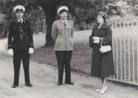Esikatselukuva: Siiri Kekkonen Tamminiemen portilla
	
		Siiri Kekkonen Tamminiemen portilla kahden poliisin kanssa 3.9.1961.

Oikealla ylikonstaapeli K...