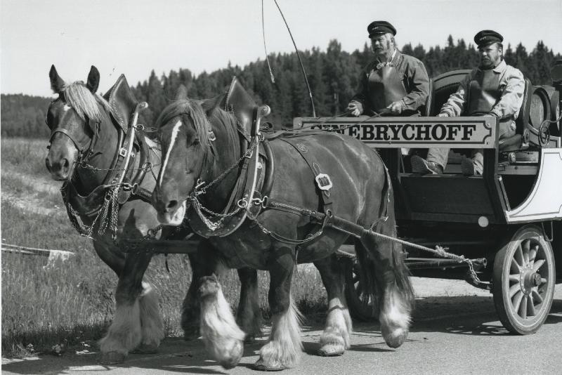 Esikatselukuva: Hevoskärryt
	
		Oy Sinebrychoff Ab
Kuvateksti: Kaksi tanskalaista, Jyllannin niemimaalta kotoisin olevaa herrasm...