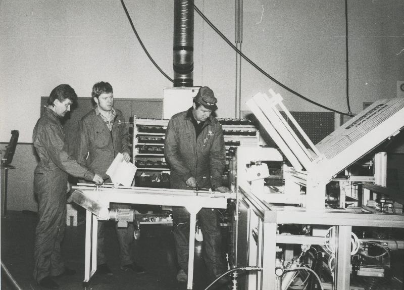 Esikatselukuva: CAD-Tekniikka
	
		Pakkauskoneen valmistus. 
Koneen äärellä toimitusjohtaja Olli Huhtapelto, Jan Torgersen ja Erkki...