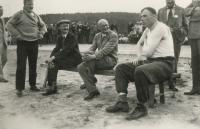 Esikatselukuva: Koutonen ja Eriksson Känän haastateltavana
	
		Moukarinheittäjät Gustaf Koutonen ja Erik Eriksson Urho Kekkosen (Känän) haastateltavana 26.7.1931.