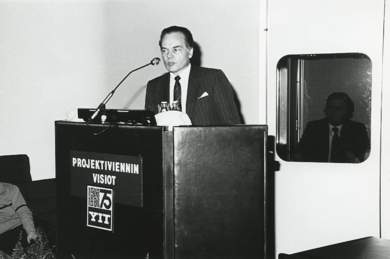 Esikatselukuva: Ulkomaankauppaministeri Jermu Laine puhumassa.tif
	
		Ministeri puhumassa YIT:n 75-vuotisjuhlaseminaarissa Finlandia-talolla 11.2.1987.