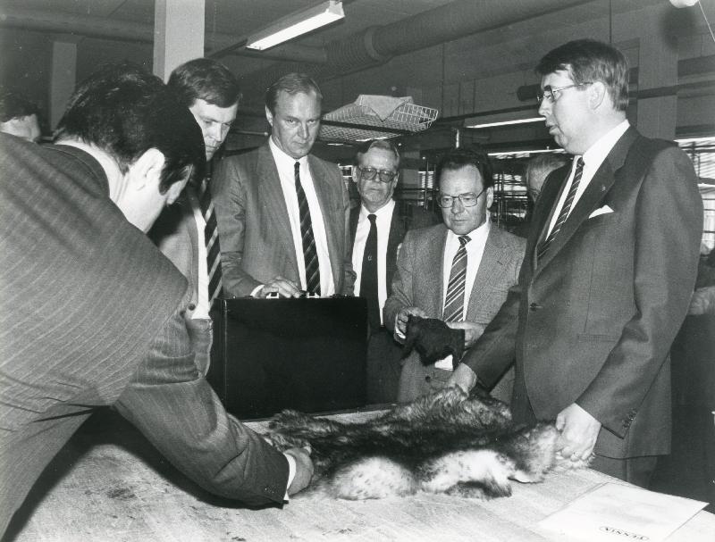 Esikatselukuva: Fredriksonin lakkitehdas
	
		Teollisuusviikko -lehti 19/1986
Kuvateksti: Fredriksonin Lakkitehdas oli yksi TKL:n kevätkokouks...