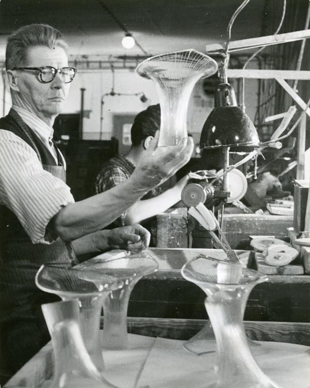 Esikatselukuva: Hioja Nieminen ja Tapio Wirkkalan Kantarelli-maljakko.
	
		Karhula-Iittala lasitehdas