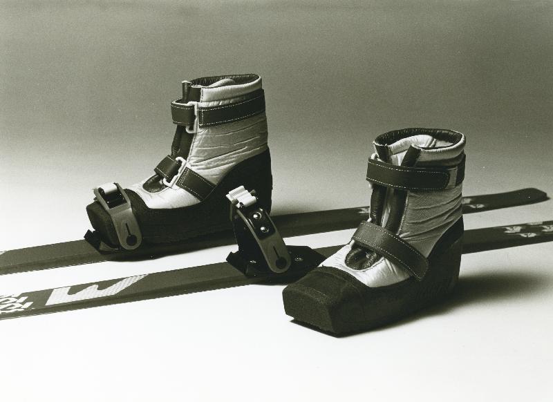 Esikatselukuva: Lasten hiihtovälineet
	
		Kuvateksti: Suomi muotoilee v 1983, Taideteollisuusmuseo, Helsinki.
Kunniamaininta: Jyrki Järvin...
