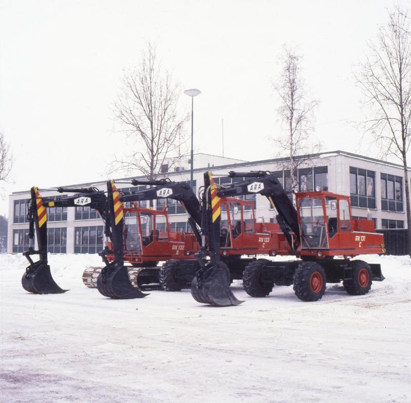 Esikatselukuva:&nbsp;ARA-kaivinkoneet rivissä.tif
	
		Kaivinkoneet AK 131, AK 132 ja AK 133.