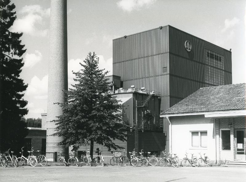 Esikatselukuva: Yhtyneet Paperitehtaat Oy, Simpeleen tehdas
	
		Kuvateksti: Taustalla v. 1976 valmistunut turvevoimala. Simpeleen tehdas siirtyi ensimmäisenä suo...