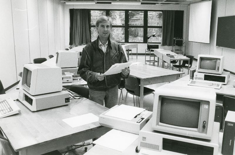 Esikatselukuva: Tietotekniikan koulutus
	
		Ammattienedistämislaitos, dipl. ins. Jouni Teerikorpi. 
Teollisuusviikko -lehti 31/1984