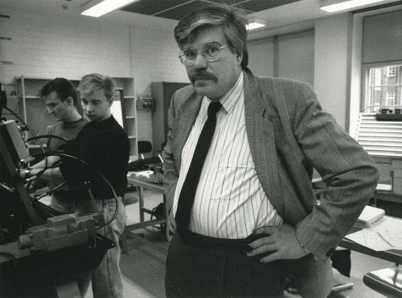 Esikatselukuva: Kone Oy:n Teollisuusoppilaitos
	
		Kuvassa rehtori Yrjö Hämäläinen
Teollisuusviikko -lehti 26/1991