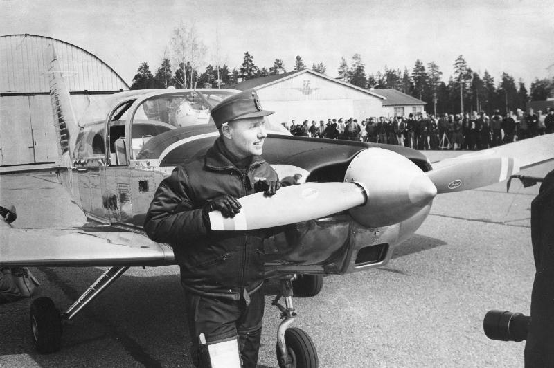 Esikatselukuva: Vinka-lentokone
	
		Kuvateksti: Ensimmäinen sarjavalmisteinen Vinka VN-1 esiteltiin Kuorevedellä 17.4.1980. 
Vinka-p...