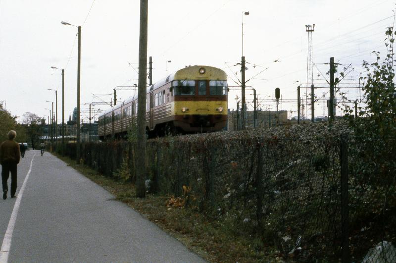 Esikatselukuva: Lähijunat
	
		Teollisuusviikko -lehti 9/1986
Valokuvaaja Maarit Peltoniemi
