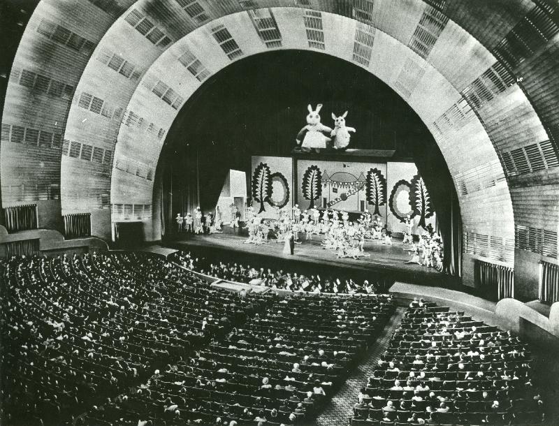 Esikatselukuva: Maailman suurin elokuvateatteri
	
		Radio City Music Hall
Teollisuuslehti 1-2/1965