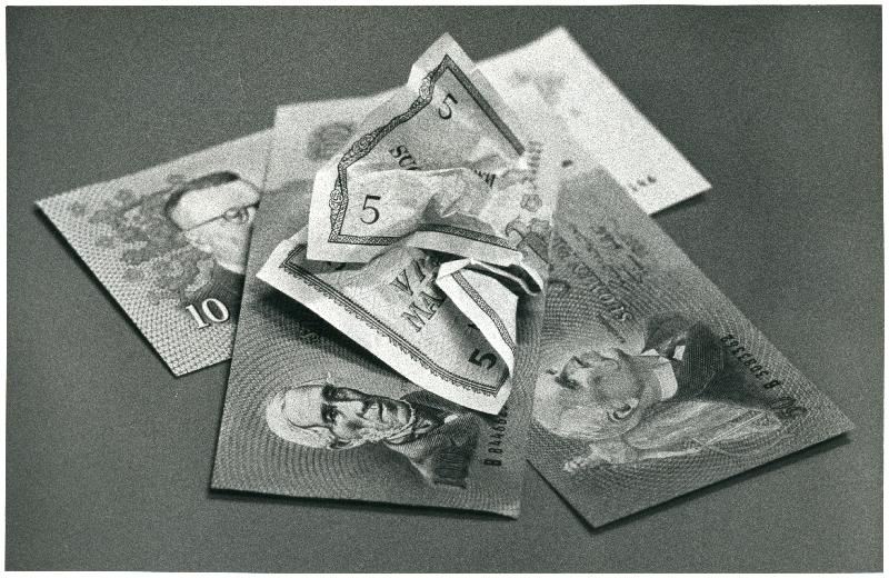 Esikatselukuva: Suomen markan setelit
	
		Kuva liittyy STT:n 3.11.1972 antamaan Pirkko-Liisa Summan juttuun setelipainosta. 
Seteleiden ke...