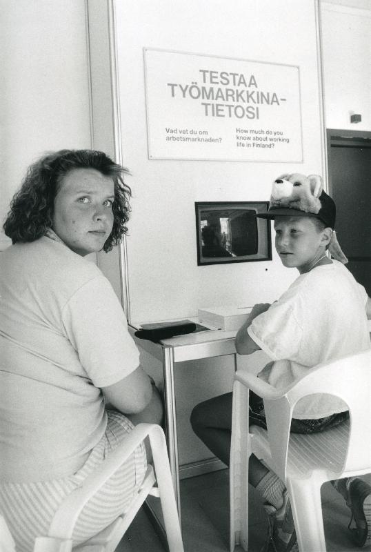 Esikatselukuva:&nbsp;Ähtärin Mini-Suomi
	
		Teollisuusviikko -lehti 20/1989
Kuvateksti: Tietokone osoitti Virpi ja Janne Äijön hallitsevan t...