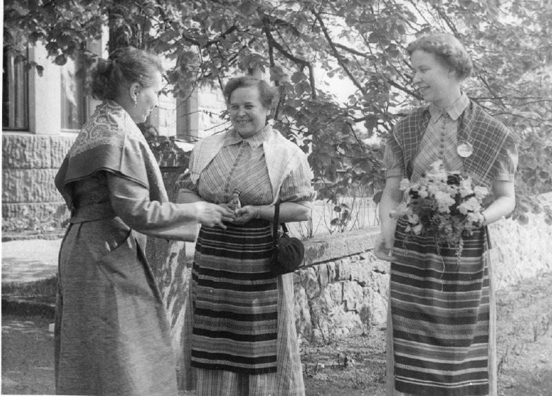 Esikatselukuva: Marttaliittolaiset ja Sylvi Kekkonen
	
		Kansanedustaja Marja Lahti (keskellä) ja maisteri Hilkka Halkilahti tuovat Marttojen tervehdyksen...