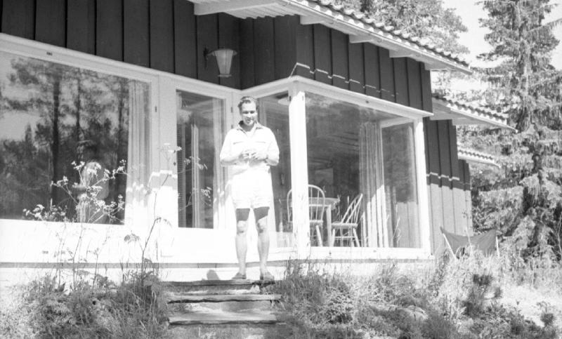 Esikatselukuva:&nbsp;Taneli Kekkonen Katermassa
	
		Taneli Kekkonen Katerman mökin terassilla kesällä 1956.