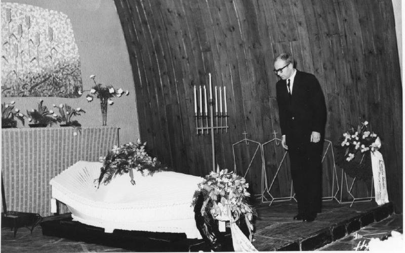 Esikatselukuva: Matti Kekkonen Emilia Kekkosen arkulla.