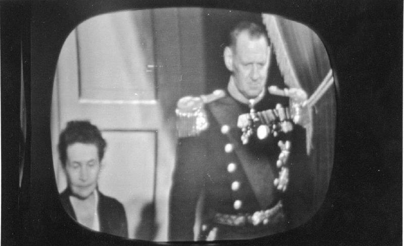 Esikatselukuva: Sylvi Kekkonen ja Tanskan kuningas Fredrik IX
	
		Sylvi Kekkonen ja Tanskan kuningas Fredrik IX valokuvassa, joka otettu televisiovastaanottimsesta...