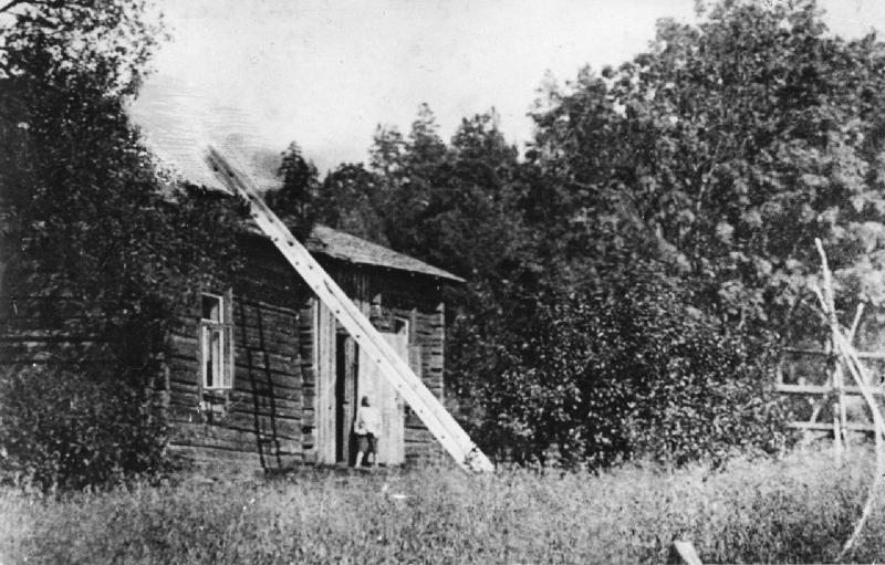 Esikatselukuva: Urho Kekkonen Lepikon torpan portailla
	
		Noin 4-6-vuotias Urho Kekkonen Lepikon torpan portailla