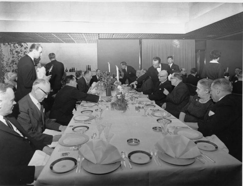 Esikatselukuva: Veli Merikoski ja Urho Kekkonen keskustelevat hotelli Marskissa
	
		Tasavallan presidentin valitsijaryhmän illallinen Hotelli Marskissa 15.2.1963. Vasemmalta: kansan...
