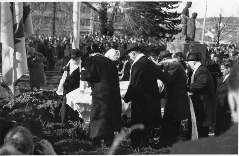 Esikatselukuva: Jussi Kekkosen hautajaiset
	
		Majuri Jussi Kekkosen (presidentti Kekkosen veli) siunaustilaisuus Kajaanissa huhtikuussa 1962.