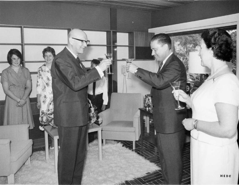 Esikatselukuva: Uolevi Raaden luona
	
		Vierailu Neste Oy:n pääjohtaja Uolevi Raaden luona 1962
