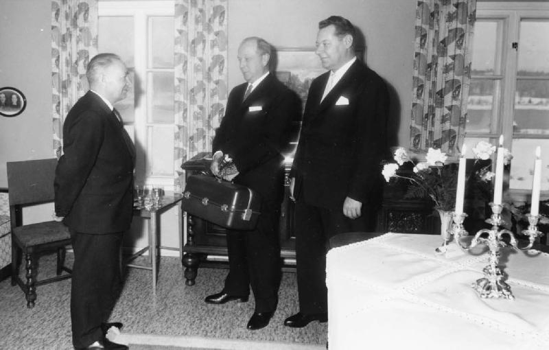 Esikatselukuva: Tauno V. Mäki
	
		Tauno V. Mäki keskellä kalastushaavi kädessä. Muut tunnistamatta.