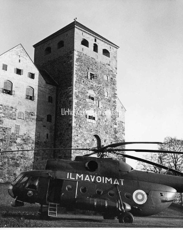 Esikatselukuva: "Utanför väntade helikopter"
	
		Neuvbostoliittolaisvalmisteinen MI-8 Helikopteri odottaa vieraita Turun linnan ulkopuolella.  Seu...