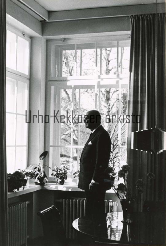 Esikatselukuva: 16 .Presidentti U.K. Kekkonen työhuoneessä Helsingissä
	
		Presidentti Kekkonen työhuoneessaan Tamminiemessä.