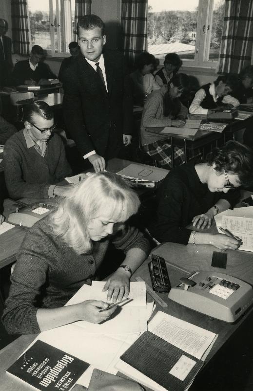 Esikatselukuva: Kirjanpidon opetusta
	
		Malmin kaupallinen keskikoulu, Valokuvaamo Foto P. Mannelin, Malmi