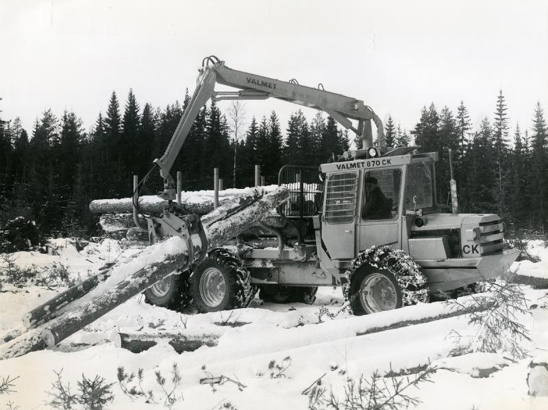 Esikatselukuva: Valmet 870 CK
	
		Lehti 1/1974. "Pystypuu on katkaistu ja seuraavina vaiheina ovat karsinta ja määrämittaan (6...