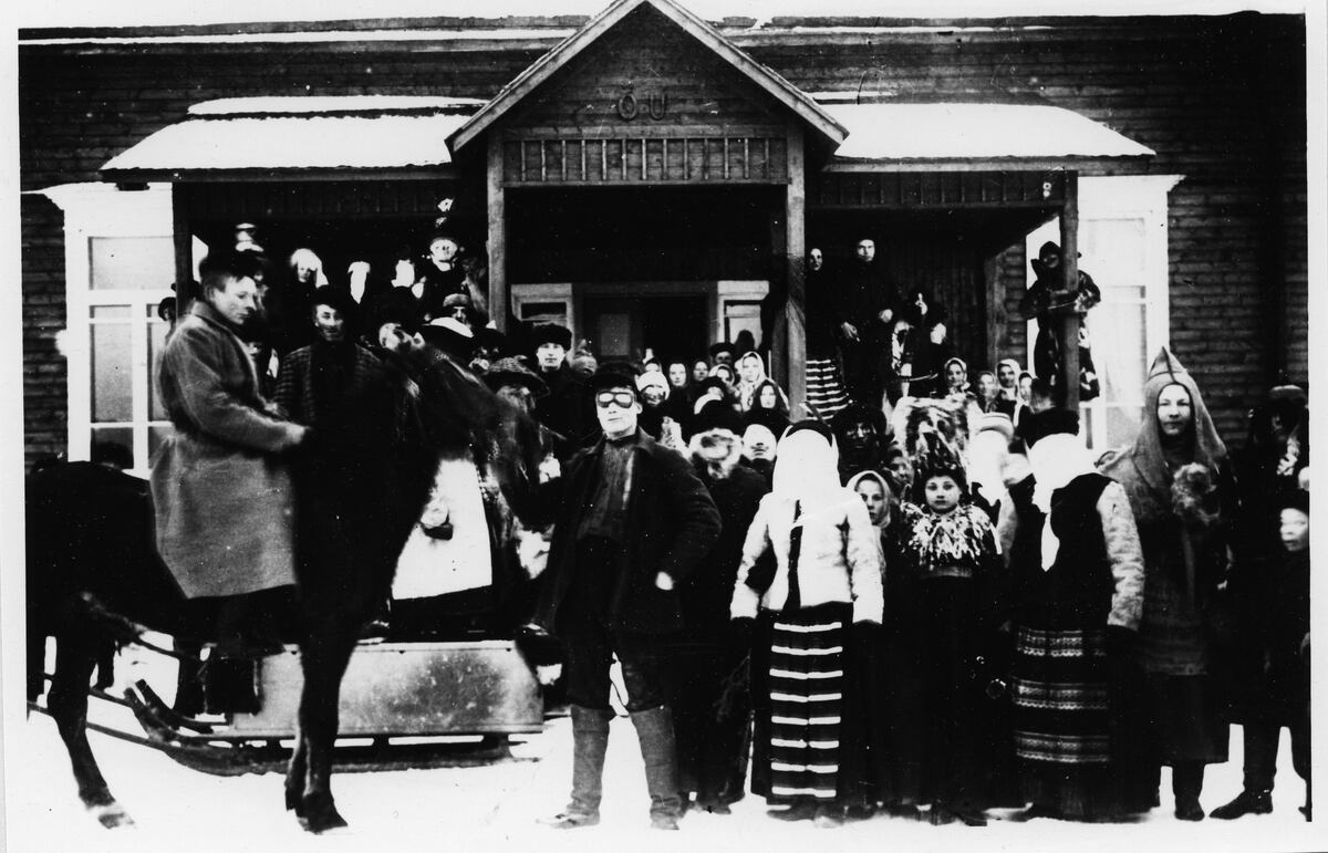 ???resource.thumbnail???: Lappbrudskalas vid Övermark uf:s lokal 1910.
	
		Lappbrudskalas vid Övermark uf:s lokal 1910. På hästryggen sitter Axel Stenfors d.ä. och vid häst...
