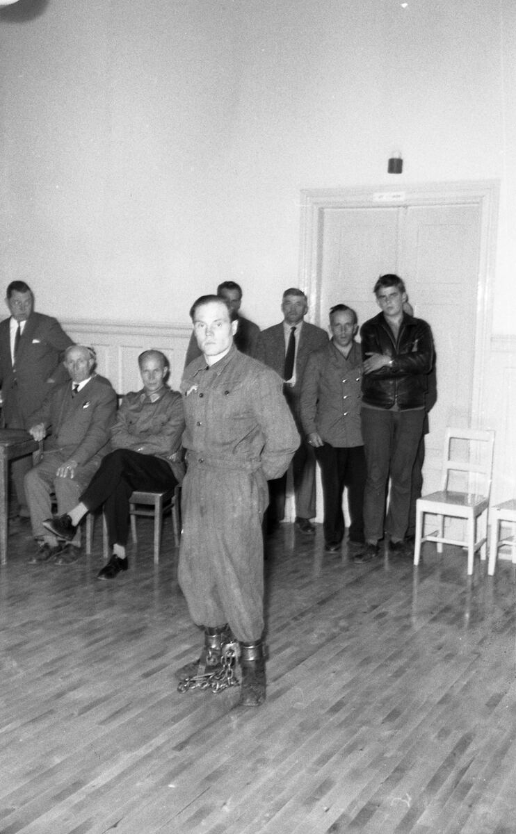 ???resource.thumbnail???: Runar Holmström från Munsala inför tinget ...
	
		Runar Holmström från Munsala inför tinget i Korsholm. Holmström står i rättssalen bärandes fotbojor.