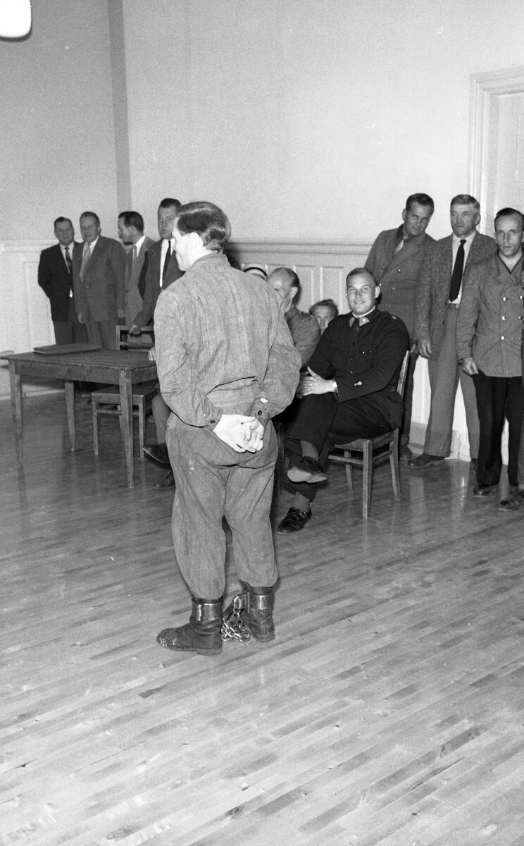 Esikatselukuva: Runar Holmström från Munsala inför tinget ...
	
		Runar Holmström från Munsala inför tinget i Korsholm. Holmström står i rättssalen bärandes fotbojor.