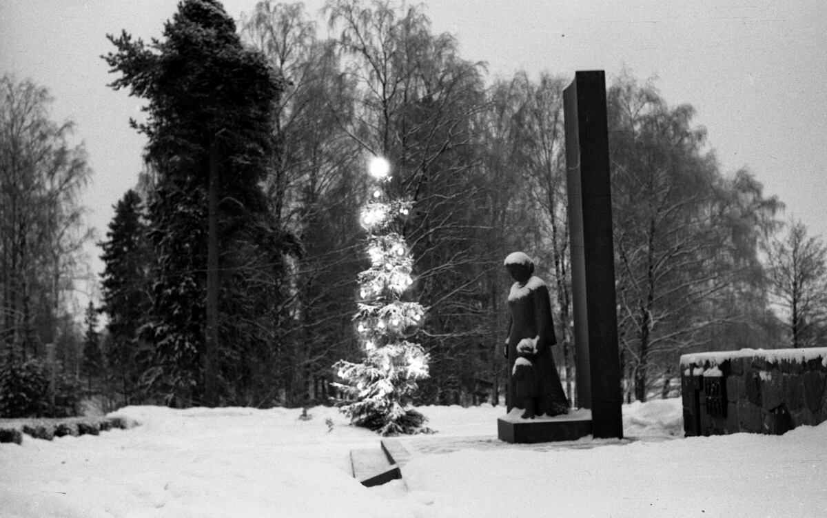 ???resource.thumbnail???: Vasa begravningsplats, julgran vid hjältegravarna.