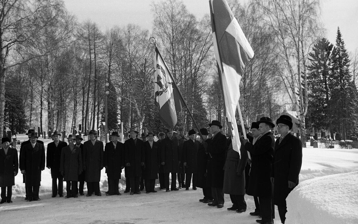 ???resource.thumbnail???: Kransläggning på hjältegravarna på Vasa begravningsplats.