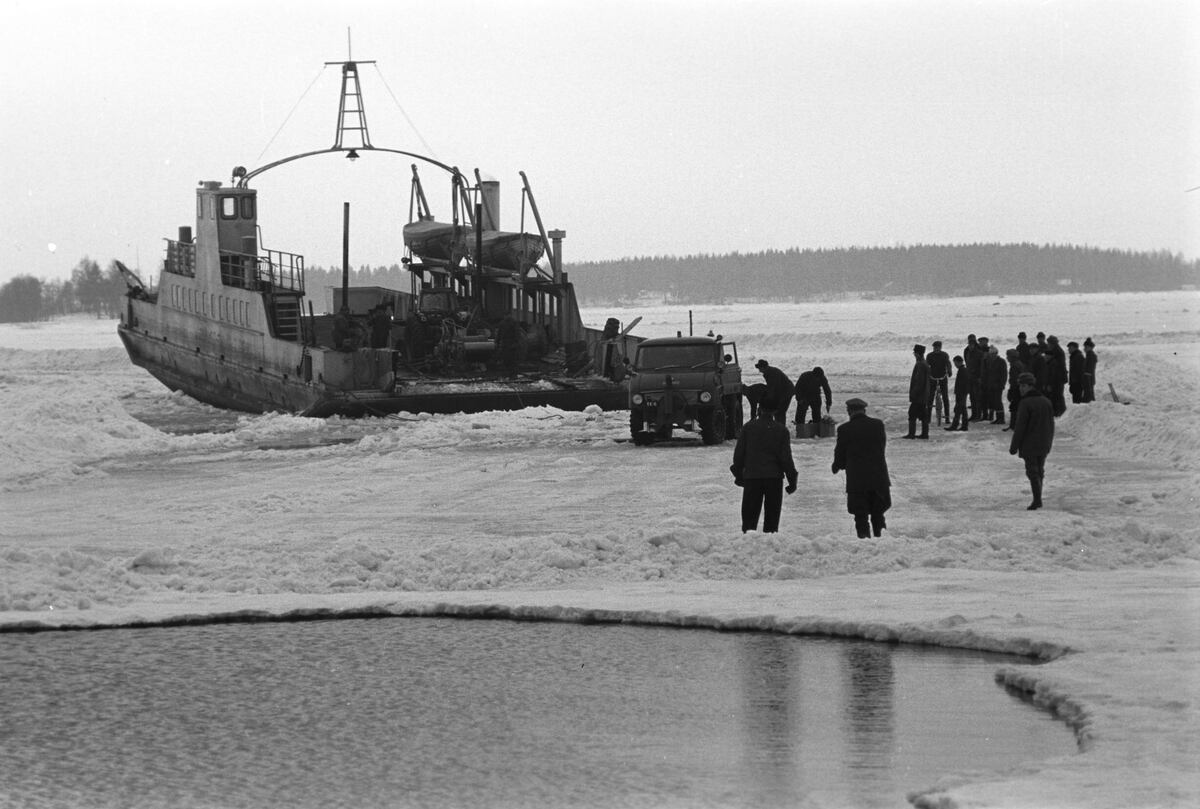 Thumbnail:&nbsp;Färjan i hamn.
	
		Färjan i hamn. Bärgningen av Replot 2 är i det närmaste slutförd. Här befinner sig färjan utanför...