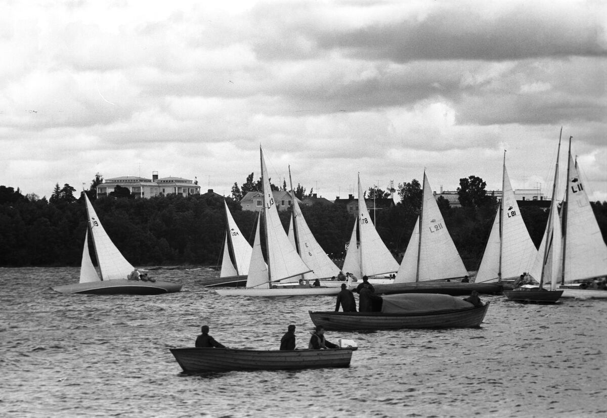 ???resource.thumbnail???: Hajbåtar på Kråkfjärden i Vasa.
	
		Hajbåtar på Kråkfjärden i Vasa. Vasa arbetares segelsällskaps (VAS) 50-årsjubileumsseglingar. I b...