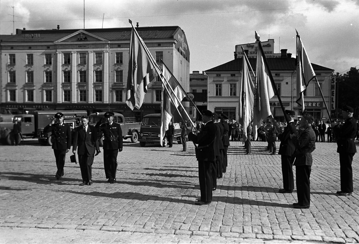 ???resource.thumbnail???:&nbsp;Parad med fanor på salutorget i ...
	
		Parad med fanor på salutorget i Vasa under brandkårsfest. T.h. står medlemmar ur brandkårerna upp...