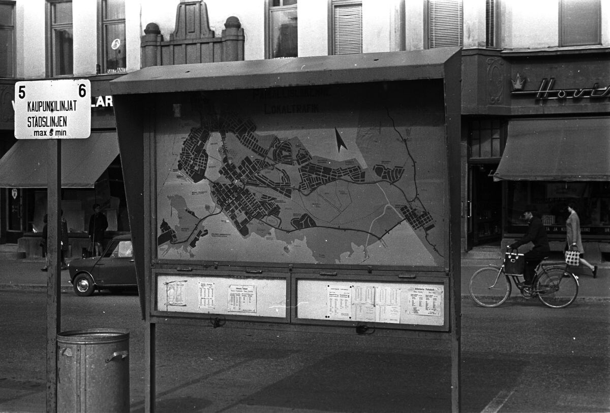 Thumbnail: Informationstavla för lokaltrafik vid salutorget i Vasa.
	
		Informationstavla för lokaltrafik vid salutorget i Vasa. I bakgrunden Hovisepäts affär på Nedre t...