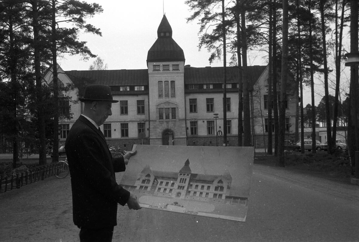 Esikatselukuva: Malmska sjukhuset i Jakobstad.
	
		Malmska sjukhuset i Jakobstad. Felix Ekblom står på infarten till sjukhuset med en skiss av Malms...