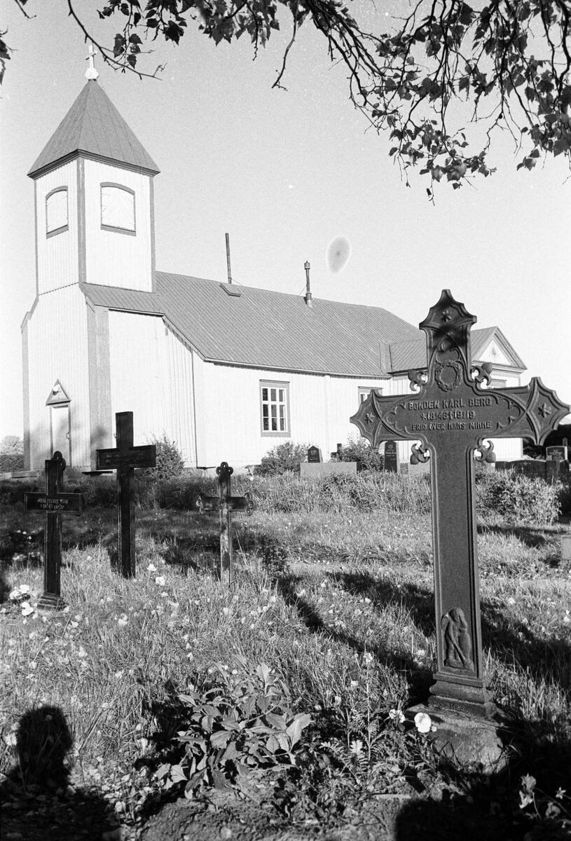 ???resource.thumbnail???: Berkö kyrka, i förgrunden grav med järnkors.