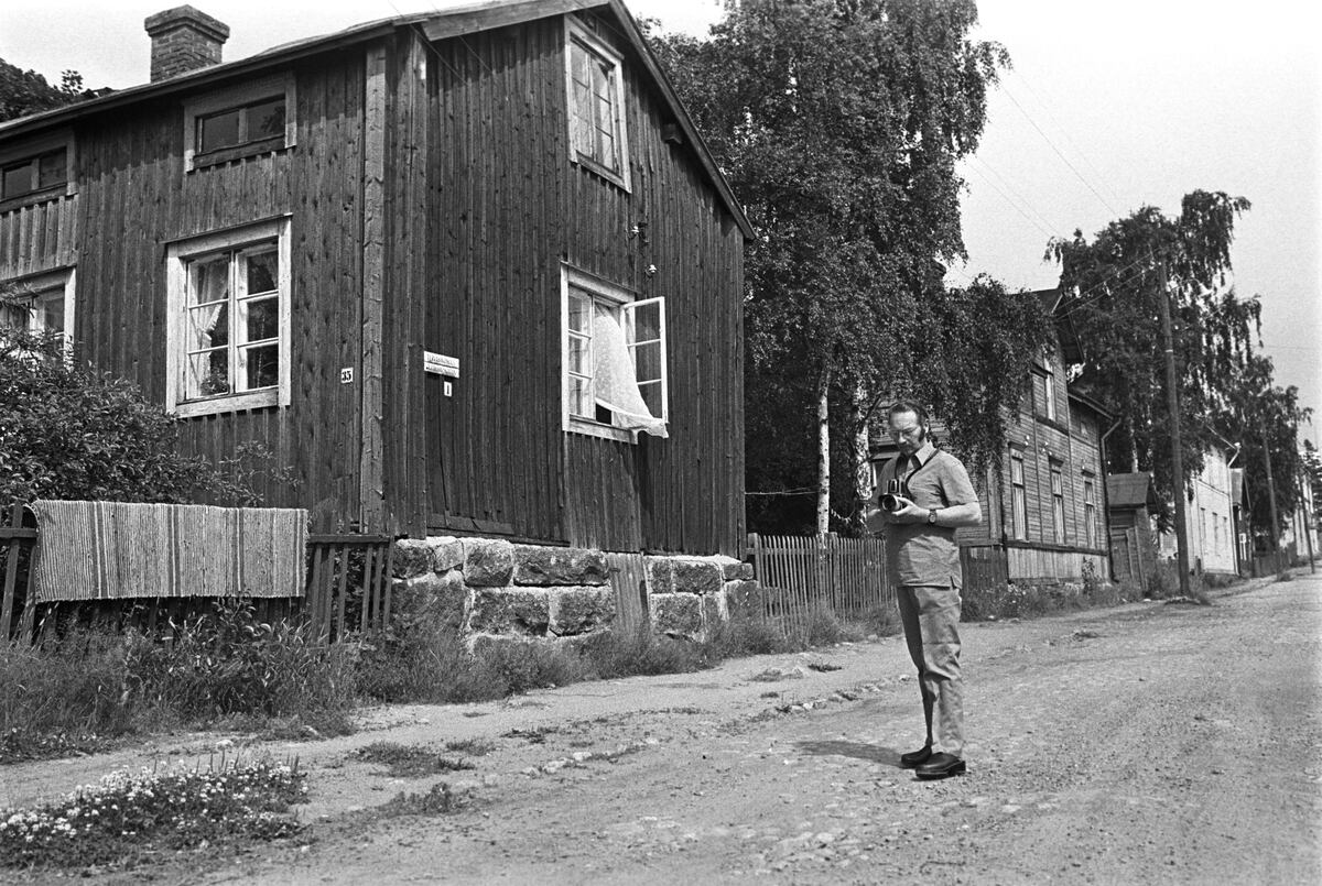 Esikatselukuva: Jussi Takkula fotograferar gamla hus på Brändö.
	
		Jussi Takkula fotograferar gamla hus på Brändö. Korsningen mellan Tjärhovsgatan (senare Tjärhovsg...