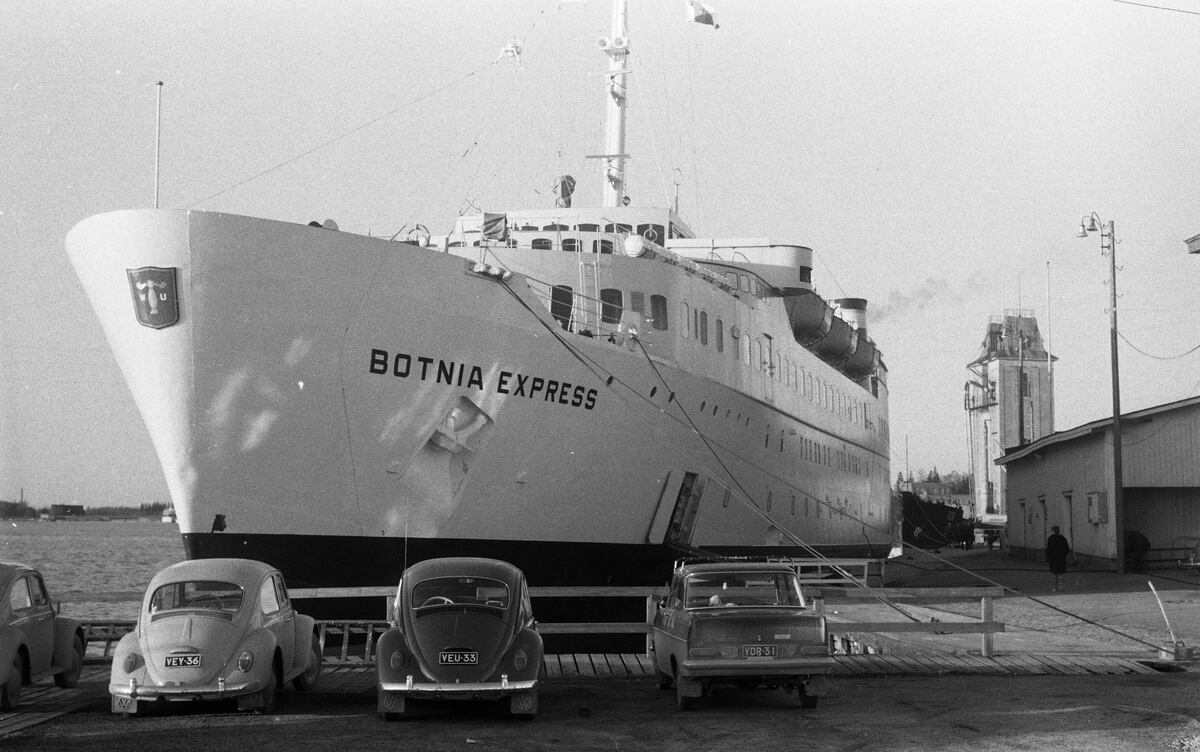 Thumbnail: Botnia Express tillfälligt tvångskommenderad till inre ...
	
		Botnia Express tillfälligt tvångskommenderad till inre hamnen p.g.a. livlig båttrafik i Vasklot.
