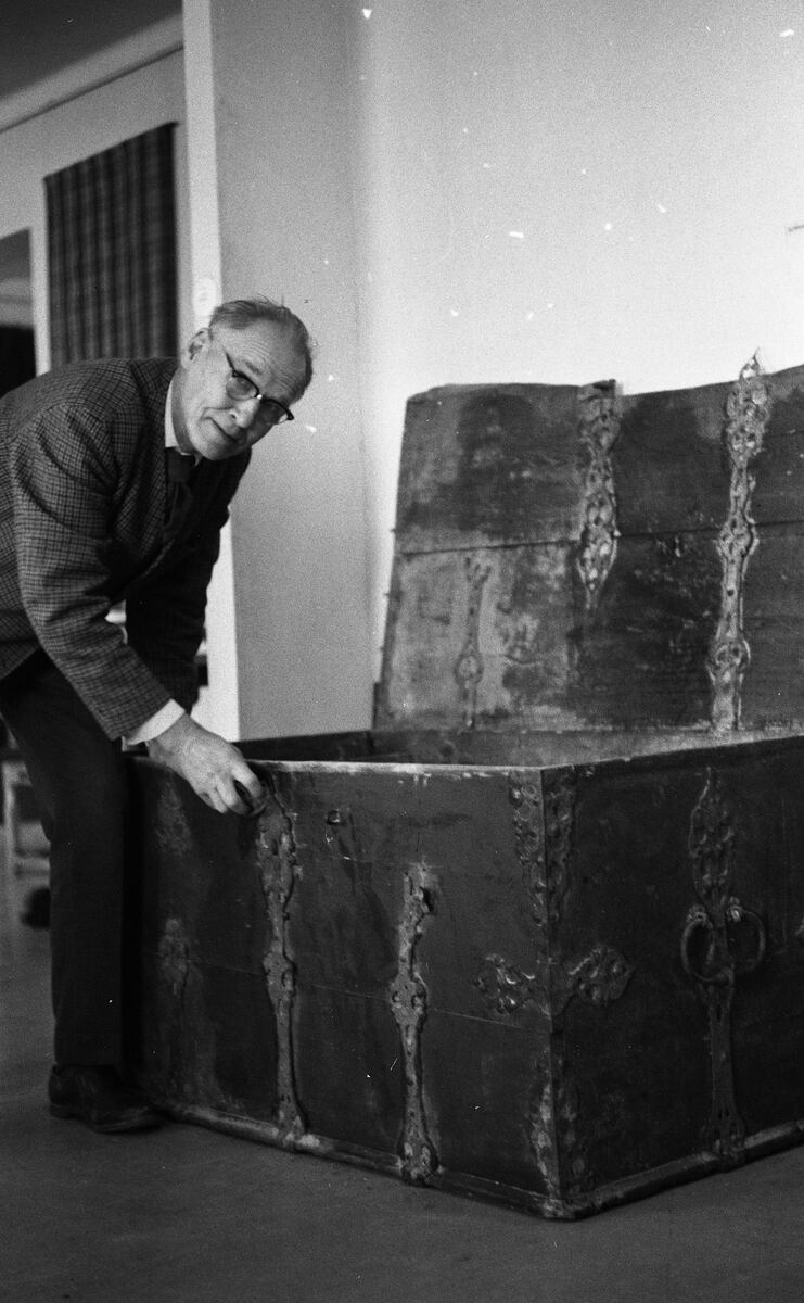 Thumbnail: Intendent Arne Appelgren, t.
	
		Intendent Arne Appelgren, t.v., vid Österbottens museum granskar ekkista från 1600-talet. Kistan ...