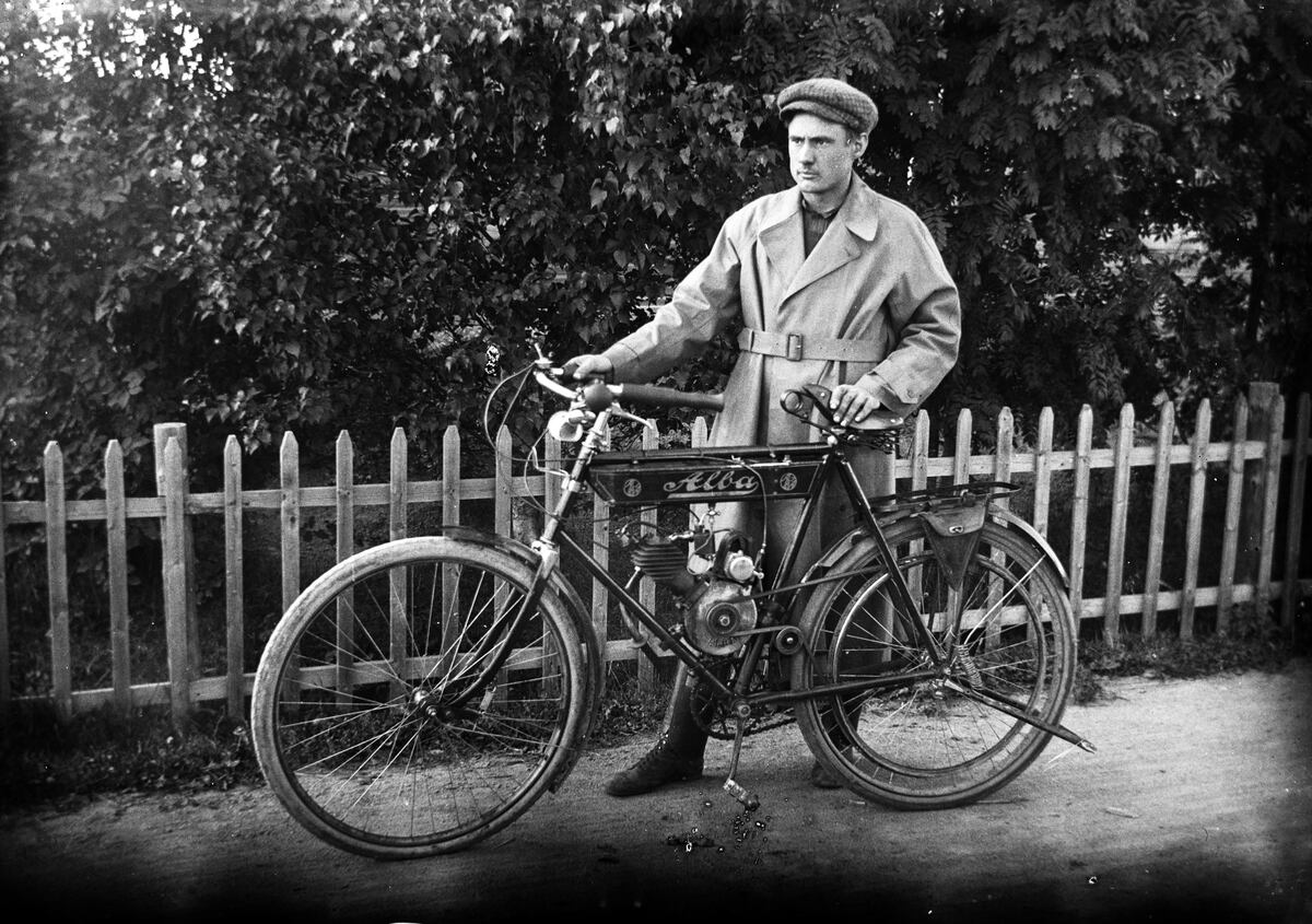 Esikatselukuva: Cykelhandlaren Johannes Nyström med lätt motorcykel.
	
		Cykelhandlaren Johannes Nyström med lätt motorcykel. Nyström var känd över svenska Österbotten, h...